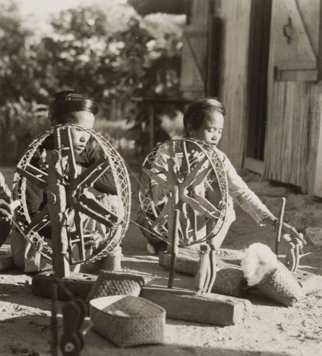 Cotton spinners at wheels