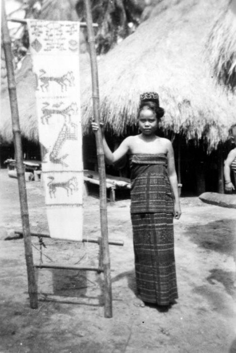 Ikat technique demonstration, Lewa