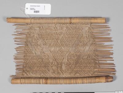 Weaving sample on reed rods