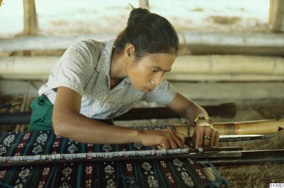 Weaver with weaving sword