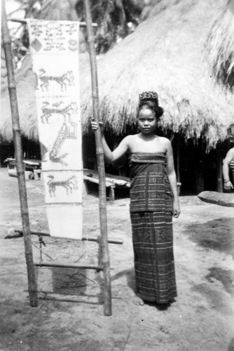 Ikat technique in Lewa Kambera, East Sumba, and woman with hair comb (hai kara jangga)